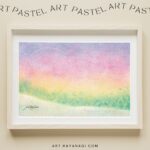 静寂な冬の『雪景色』を描いた3色パステルアート。あたたかさと柔らかな光を感じる淡い色使いで、積もった雪と幻想的なオーロラのような空の色を表現した心落ち着く風景画です。2年前の作品と比較して成長を実感した一枚。