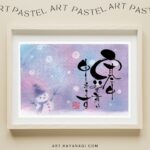 淡いパープルとブルーのパステル背景に、紫の帽子とマフラーをした雪だるまが描かれた3色パステルアート作品。右側には「寒中お見舞い申し上げます」と、デザイン性の高い魅せる筆文字が力強く添えられています。