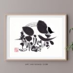 筆文字で力強く書かれた『笑う門には福来たる』の作品。白地に描かれた薄いグレーの円相の上に、ダイナミックかつあたたかみのある個性的な文字が配置されている。